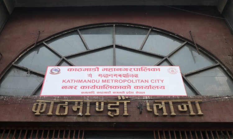 सडक पेटीमा निर्माणजन्य सामग्री थुपारेको भन्दै २५ हजार रुपैयाँ जरिवाना