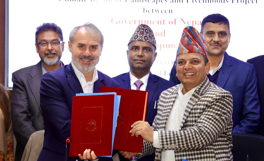 एडिबीसँग  सरकारले  फेरि लियाे २१ अर्ब ऋण