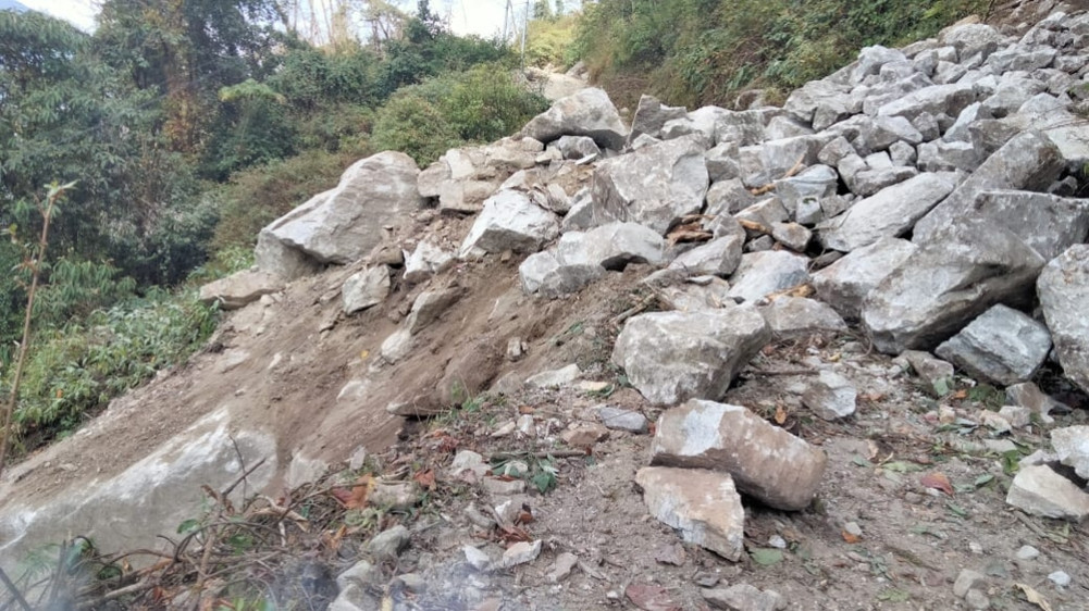 सुख्खा पहिरोले कोशी राजमार्ग अवरुद्ध