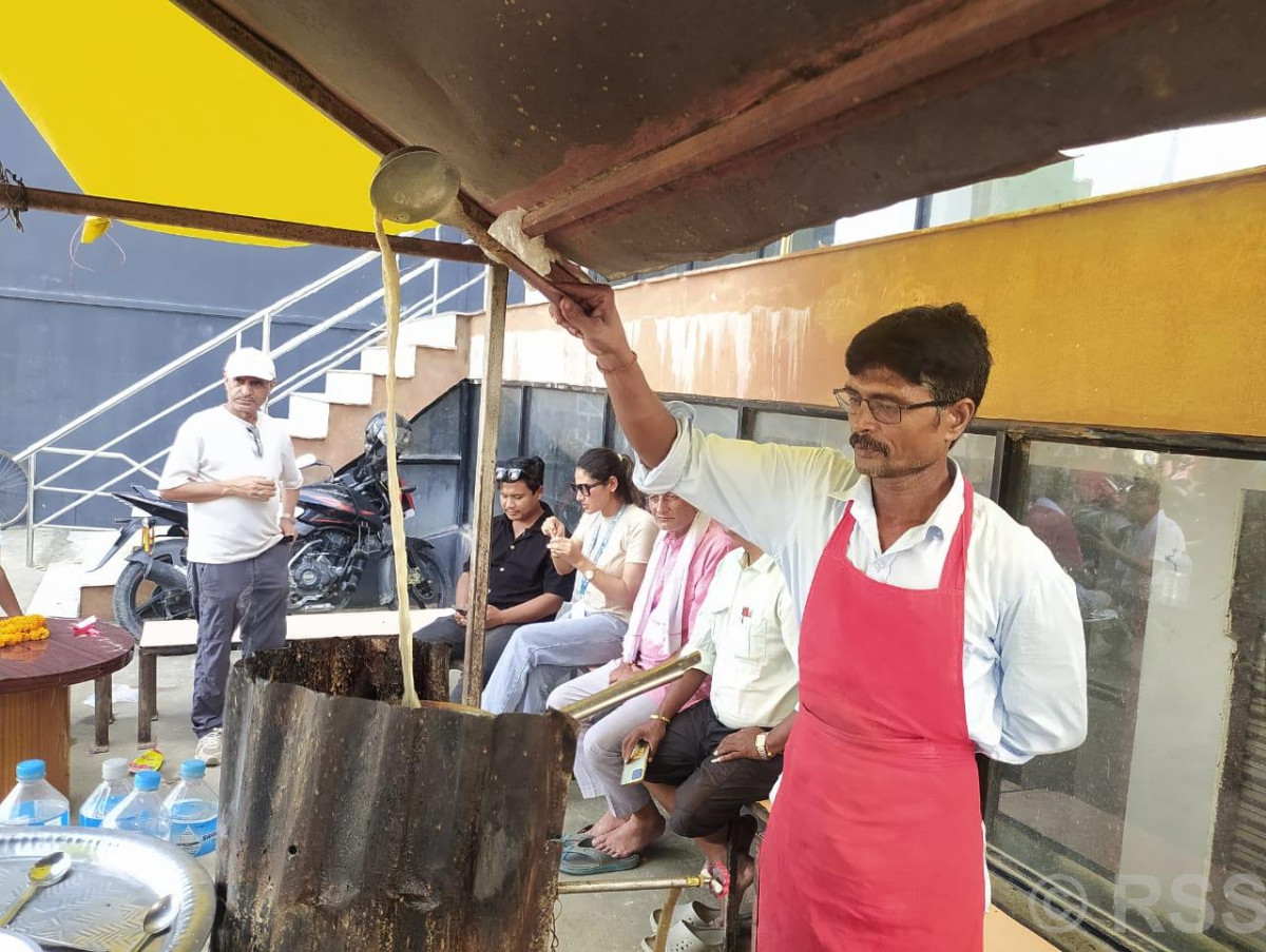 चिया बेचेरै मासिक एक लाख कमाउँछन्  विनोद