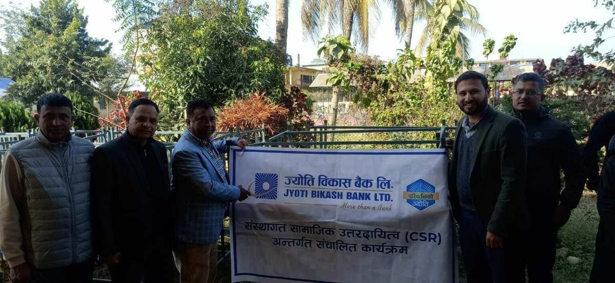 ज्योति विकास बैंकद्वारा खैरहनी माविलाई डेस्क-बेञ्चहरू प्रदान