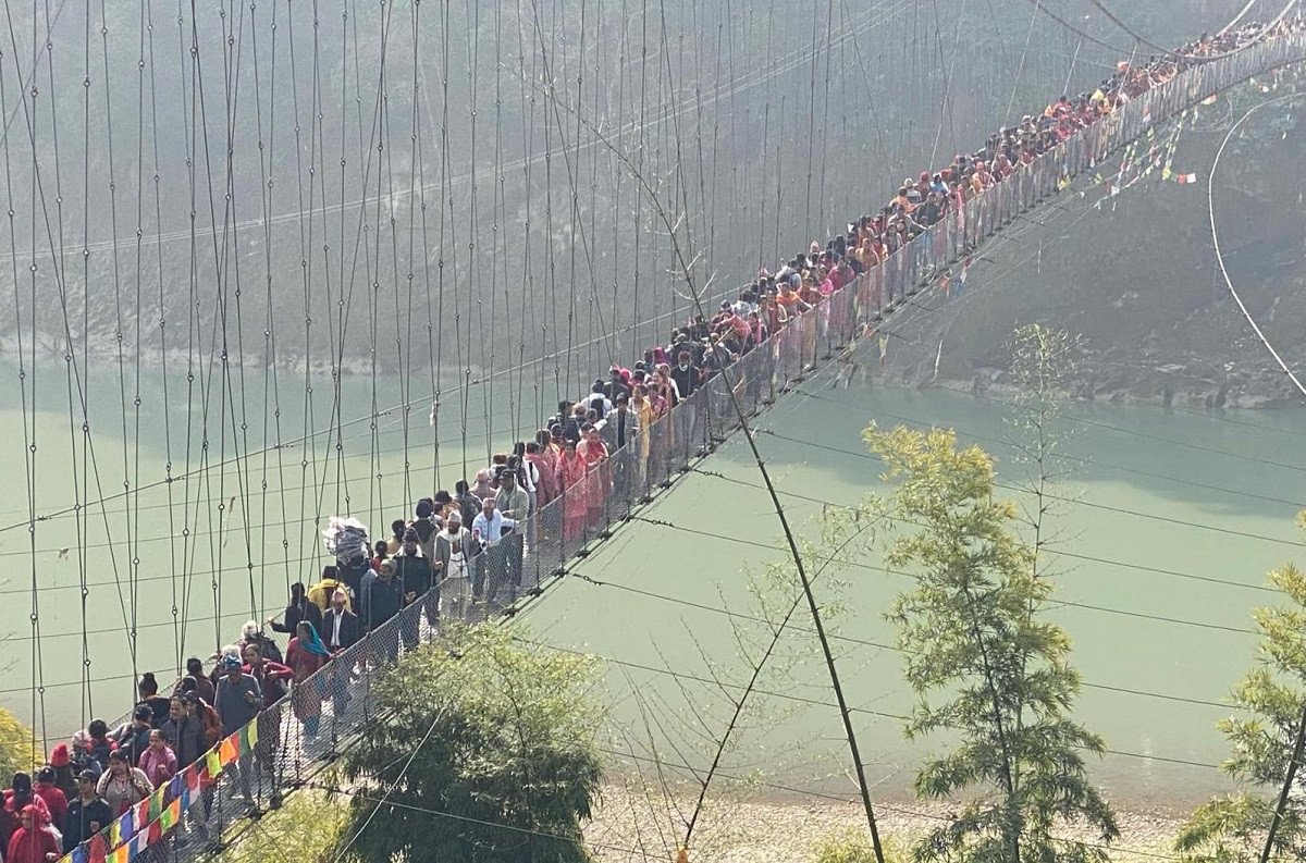 धार्मिक स्थल देवघाट धाममा जोखिमयुक्त झोलुङ्गे पुलमार्फत यात्रा गर्न बाध्य भक्तजन