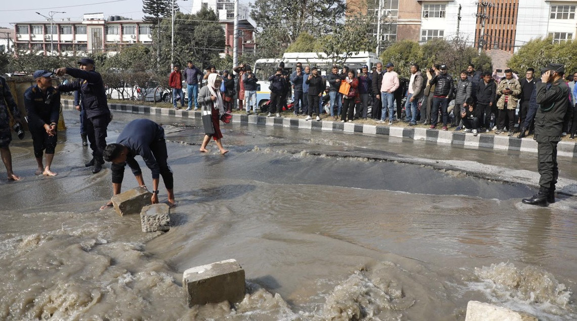 बबरमहलमा मेलम्चीको पाइप फुट्यो, कार्यालयहरू डुबानमा
