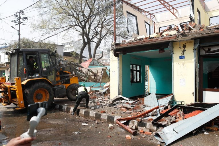ललितपुर महानगरले  न्हु पोखरी संरक्षणका लागि लगनखेलमा चलायो डोजर