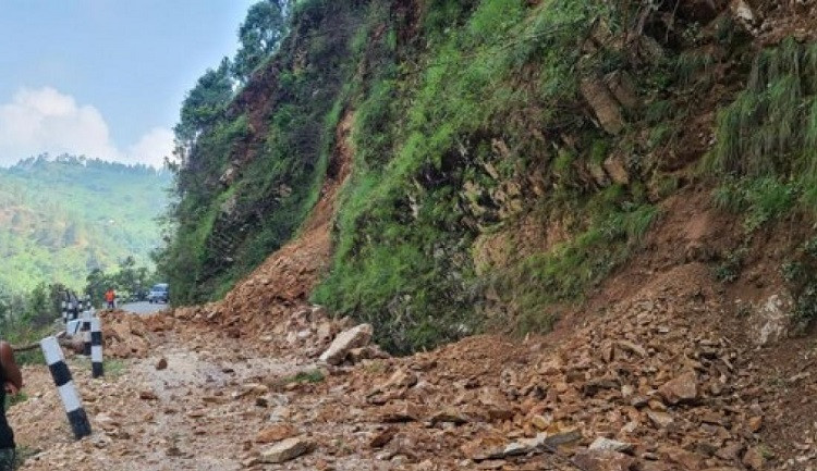 किम्तडीमा पहिरो खस्दा महाकाली लोकमार्ग अवरुद्ध