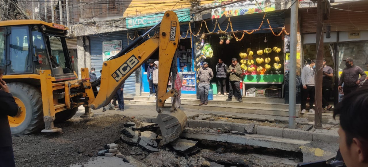 थापाथलीमा फुटेको मेलम्चीको पाइप मर्मत कार्य सुरु