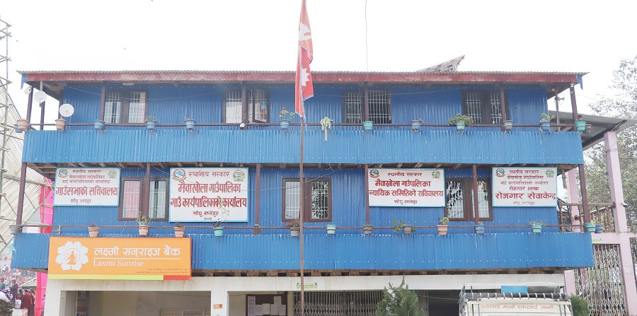 खरको छानामुक्त हुने अभियानमा मैवाखोला