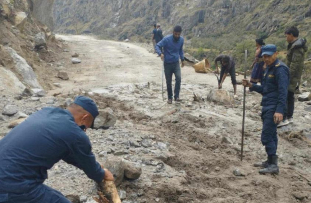 वर्षासँगै गएको पहिरोले अवरुद्ध कर्णाली करिडोर एकतर्फी खुल्यो