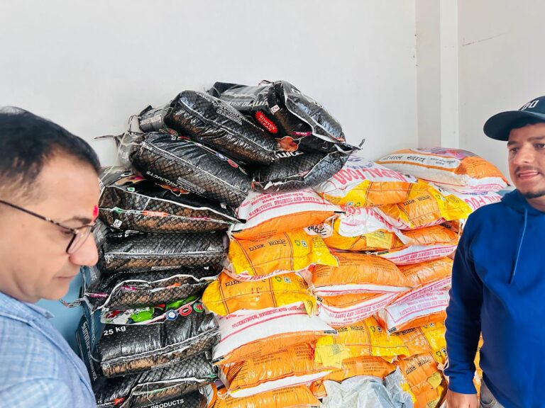 बादी समुदायलाई सिटिजन लाइफ इन्स्योरेन्सद्वारा खाद्यान्न सामग्री सहयोग