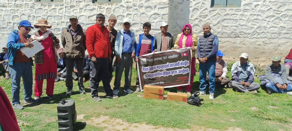 पत्रकार महासंघले  आन्दोलनरत शिक्षकलाई खुवायो फ्रुटी