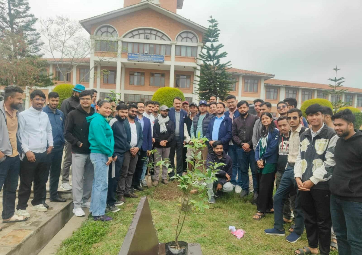 स्थापना दिवसमा नेविसंघले  गर्यो वृक्षारोपण