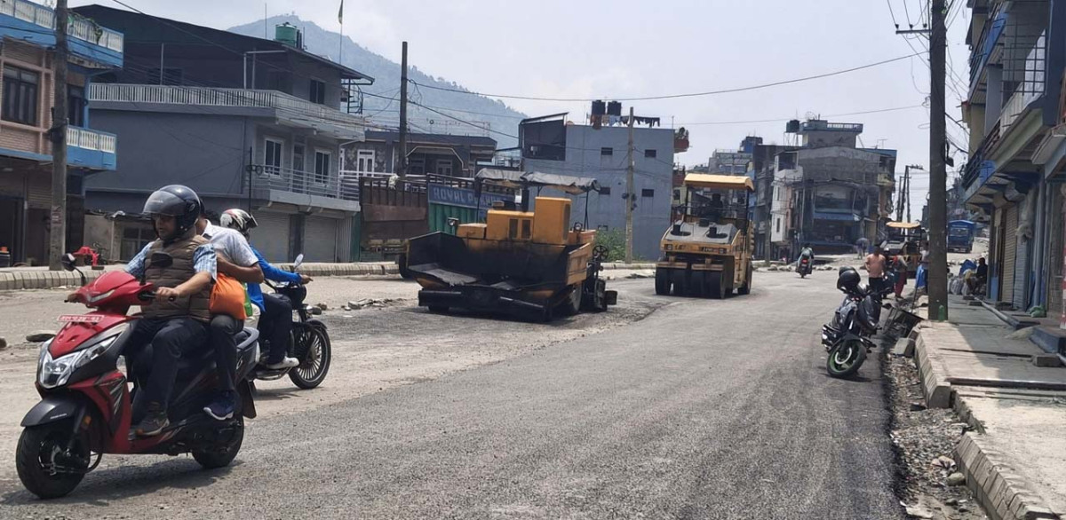 मध्यपहाडी लोकमार्ग हरिचोकबाट–याम्दी पुलसम्मको सडक ‘अस्फाल्ट’ प्रविधिबाट पिच