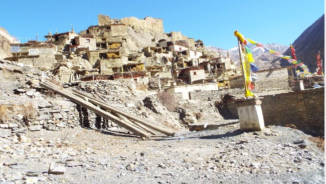 जलवायु परिवर्तनको मारमा मनाङका परम्परागत माटाका घर: बर्खामा जोखिम बढ्दै