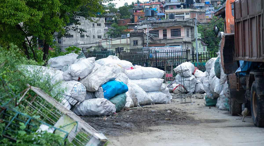 काठमाडौं महानगरले सुक्खा फोहोरमा लगायो ६ करोडको आय ठेक्का