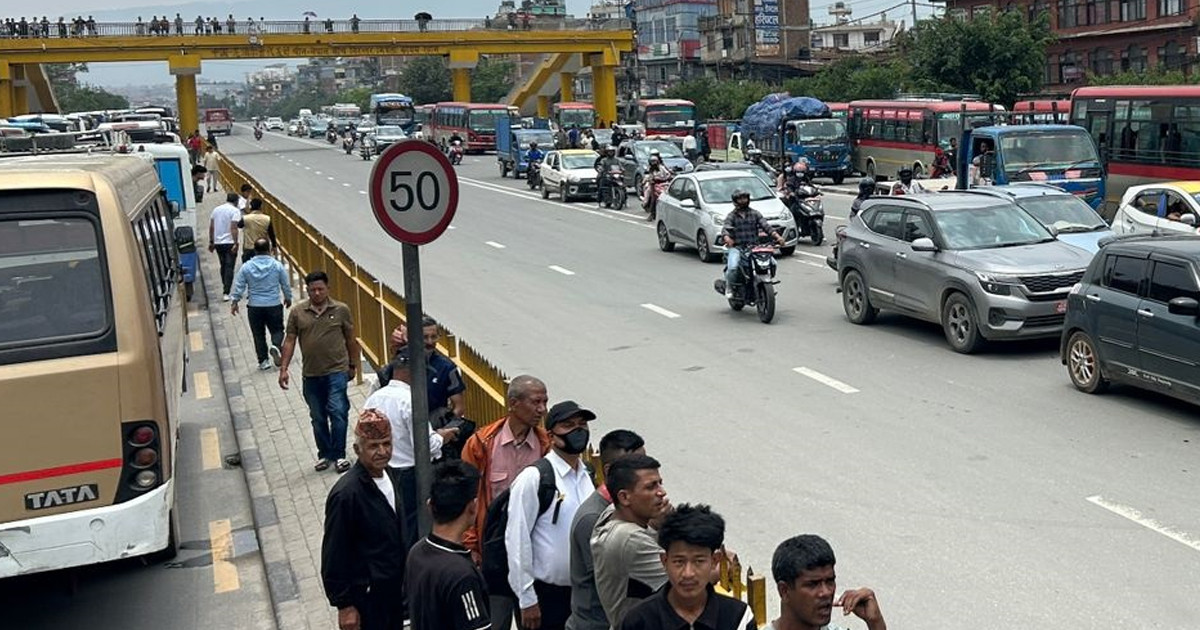 ट्याक्सी गुडाए फुटाइदिने यातायात व्यवसायीको  धम्की