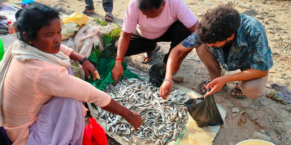 महाकालीको माछा बेचेर जीविका चलाउँदै