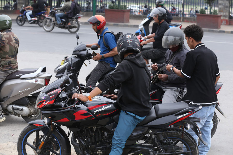 यातायात व्यवसायीका कारण यात्रुलाई सास्ती
