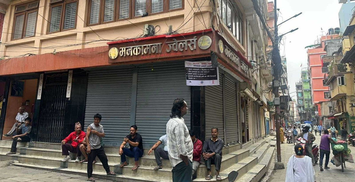 दोलखामा सुन व्यवसायी पसल बन्द गरेर आन्दोलनमा