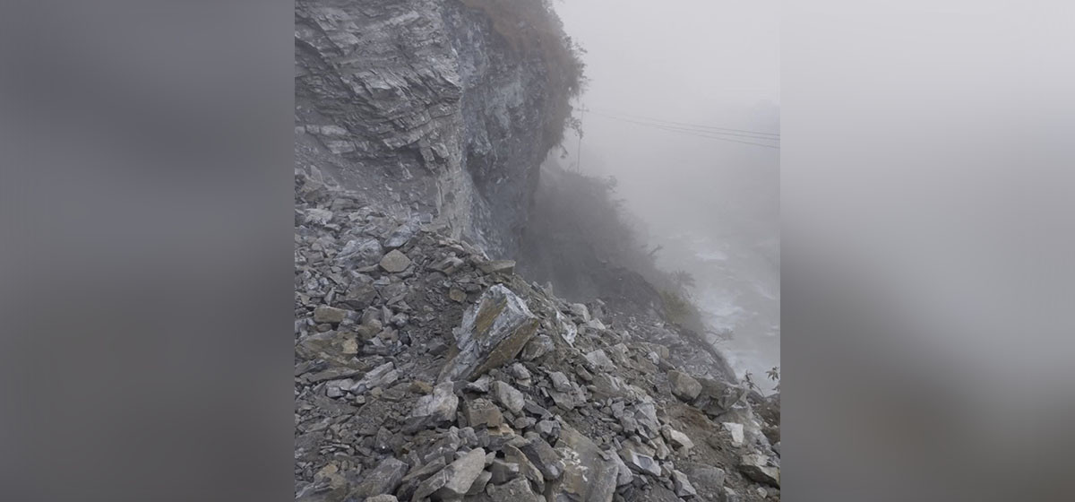 कर्णाली राजमार्ग जुम्ला खण्डमा सुख्खा पहिरो, तीन घण्टा देखि यातायात सेवा ठप्प