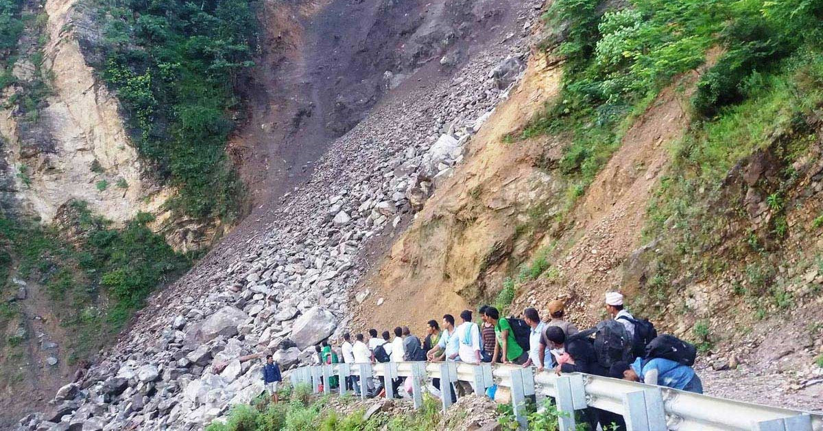 कर्णाली राजमार्गमा अवरुद्ध सडक एकतर्फी सञ्चालनमा