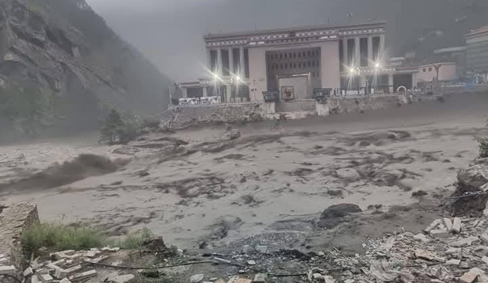 रसुवागढीको पुल भत्किँदा सवारी आयात ठप्प, चाडपर्वमा अभाव हुन सक्ने
