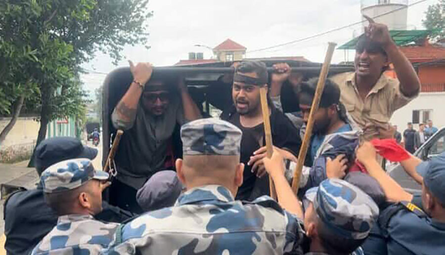 प्रधानमन्त्री निवासअघि प्रदर्शन गर्ने नेविसंघका नेता प्रहरी नियन्त्रणमा