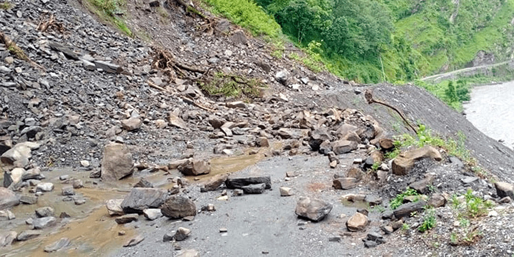 पहिरोले तातोपानी नाका पूर्णरूपमा अवरुद्ध