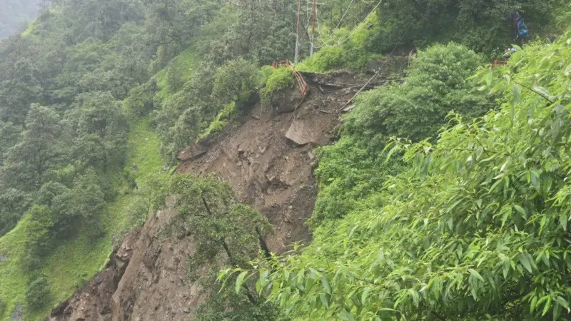 भारी वर्षाका कारण बाटो भत्किएपछि केदारनाथ यात्रा केही दिनलाई स्थगित