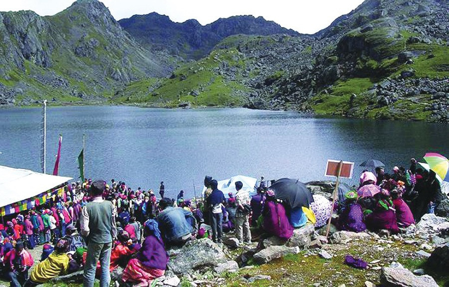 गोसाइँकुण्डमा डुंगा र गोताखोरको व्यवस्था गर्न माग