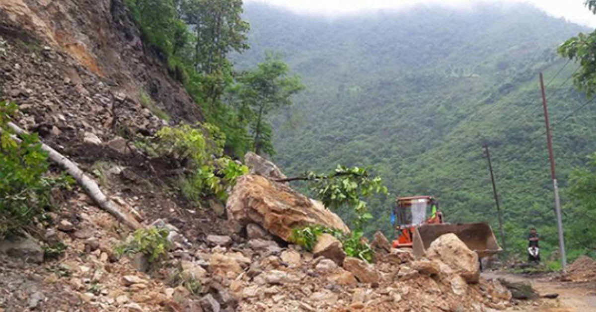 राप्ती राजमार्ग पहिरोका कारण अवरुद्ध, यात्रुहरू सडकमै अलपत्र