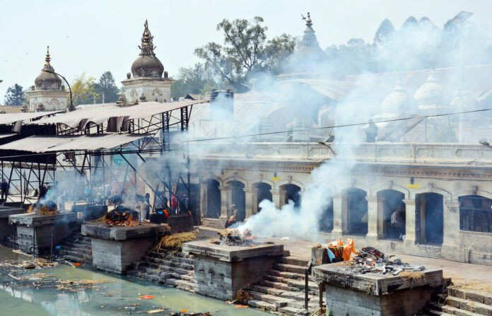 पशुपति आर्यघाटमा जलाउँदै गरेको शवबाट हड्डी निकालेको आरोपमा दुई जना पक्राउ