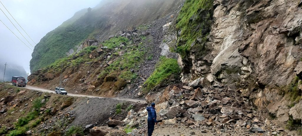 पहिरोले बेनी–जोमसोम सडकको म्याग्दी खण्ड अवरुद्ध
