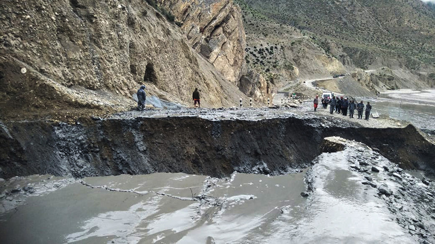 पहिरोले जोमसोम-कोरला सडक पूर्णरूपमा अवरुद्ध