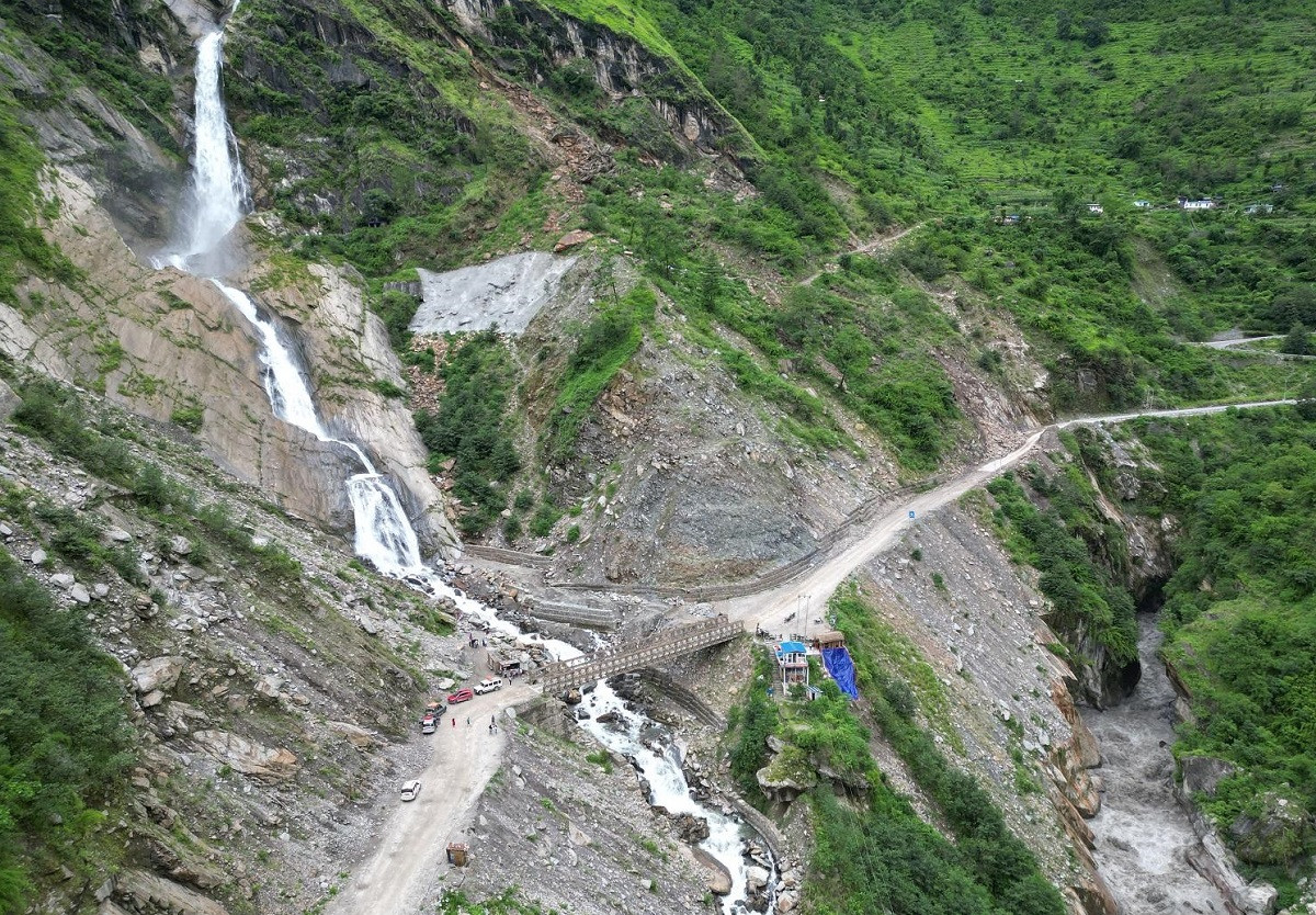 बेनी-जोमसोम सडकखण्डमा १० स्थानमा पहिरो, राति सवारीसाधन चलाउन बन्द