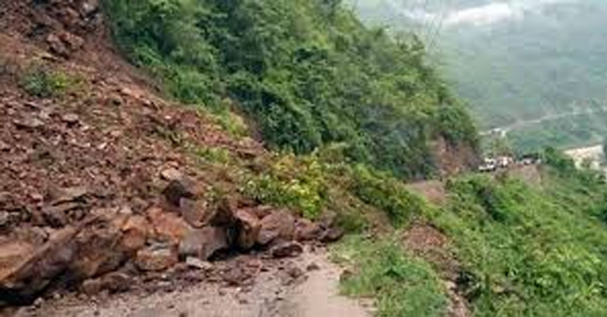बाजुरामा निरन्तर वर्षाले साँफे–मार्तडी सडक अवरुद्ध, सवारी आवागमन ठप्प