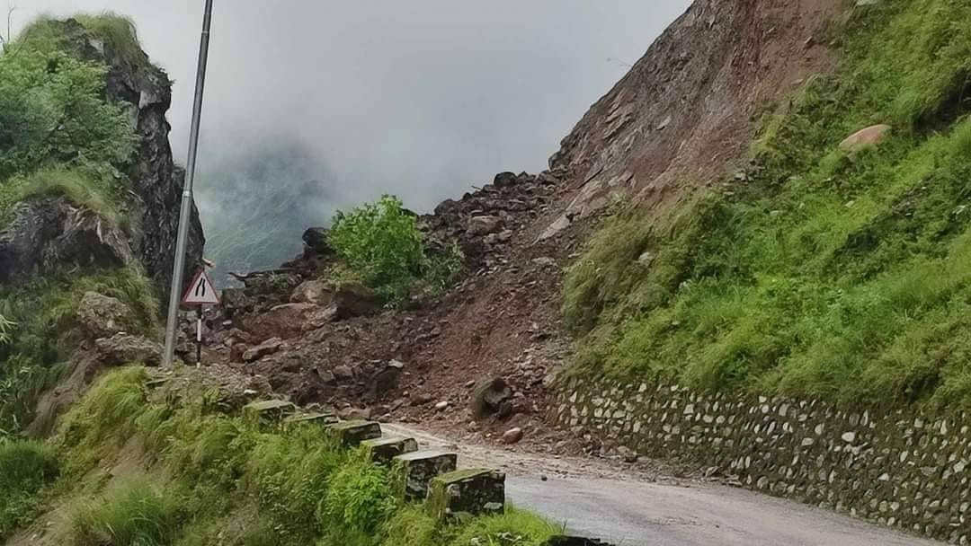 सुख्खा पहिरोका कारण मुग्लिन–नारायणगढ सडक खण्ड दुईतर्फी अवरुद्ध