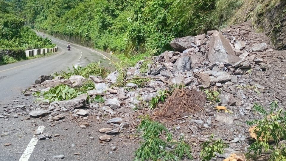मुग्लिन–नारायणगढ सडक खण्डमा पहिरो, एकतर्फी सञ्चालन