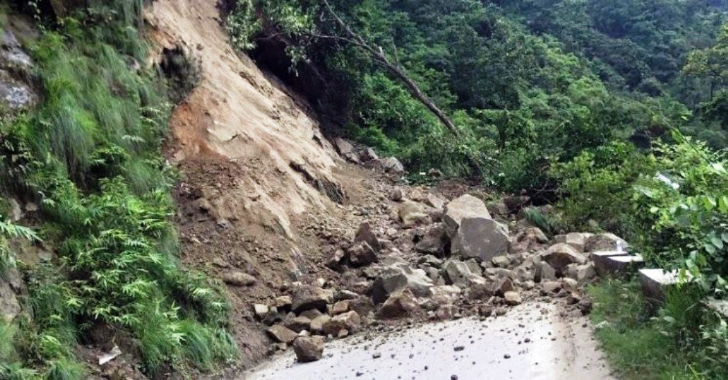 बाढी पहिरोका कारण देशभरका १२  सडक पूर्ण रूपमा अवरुद्ध