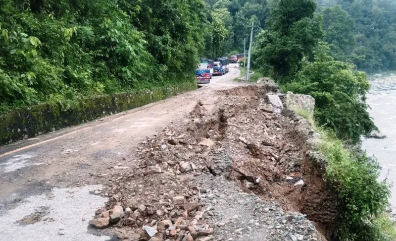 पुष्पलाल राजमार्ग अन्तर्गत रामेछापको मन्थली–खिम्ती सडक अवरुद्ध