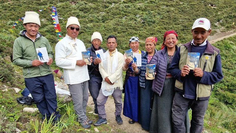 लाङटाङमा लाङटाङ दूत अशोक सिलवालको ‘एभरेस्ट’ पुस्तक सार्वजनिक