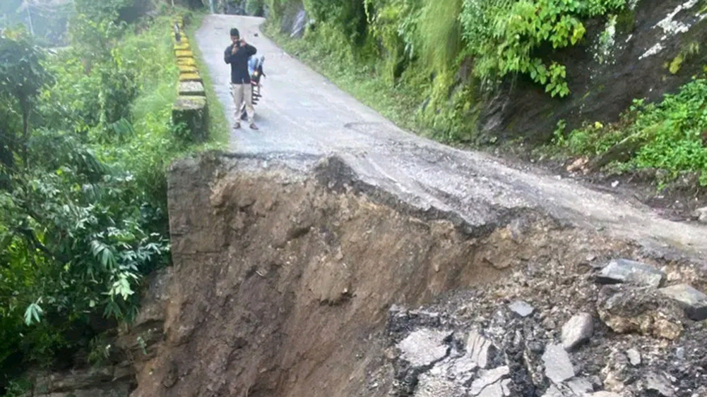 सडक भासिएपछि कर्णाली राजमार्ग  पूर्ण रूपमा अवरुद्ध