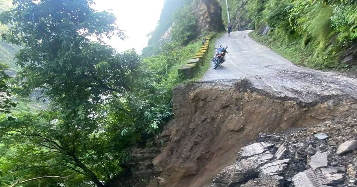 सडक भासिएपछि अवरुद्ध भएको कर्णाली राजमार्ग एकतर्फी सञ्चालनमा