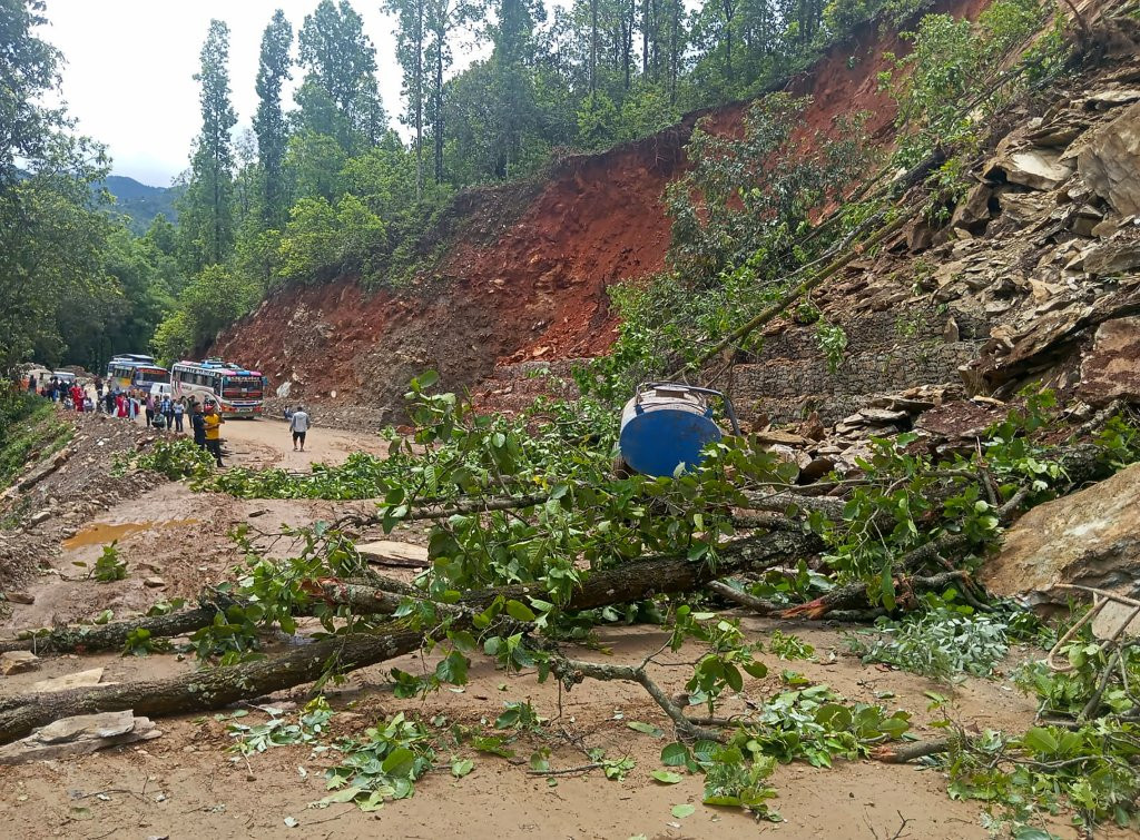 बाढीपहिरोले दश राजमार्ग ठप्प, एक सय ५८ आंशिक सञ्चालनमा