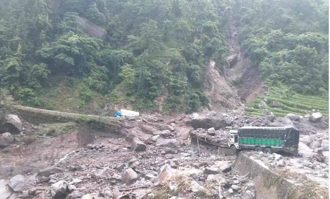 कर्णाली राजमार्गको गगने खोलामा पुनः पहिरो, यातायात अवरुद्ध