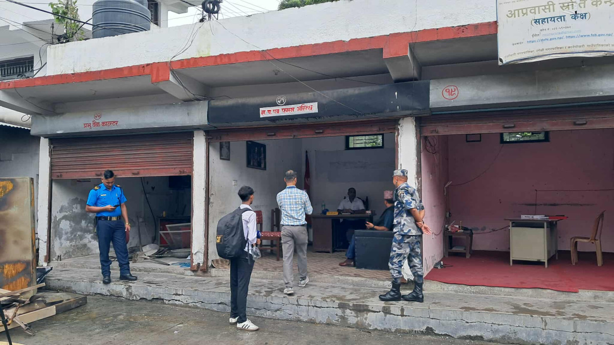 मोरङका कार्यालयहरूमा व्यापक क्षति, सटरबाट  सेवा सुरु