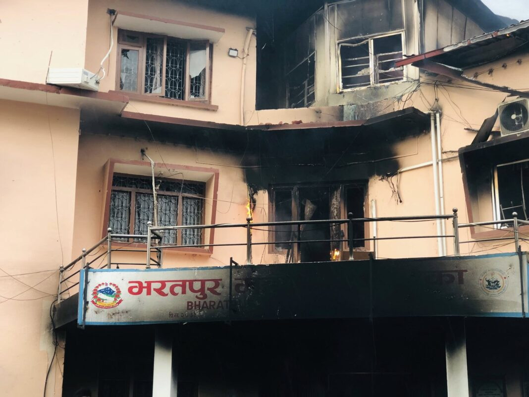 आगजनीपछि चितवनका सरकारी कार्यालय : सक्ने सेवा दिने, नसक्ने सेवाका बारेमा सूचना दिने