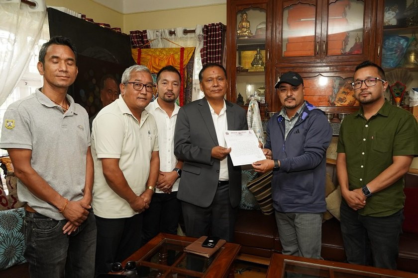 अरनिको राजमार्ग तत्काल खुलाउन सडक विभागलाई मन्त्री घिसिङको  निर्देशन
