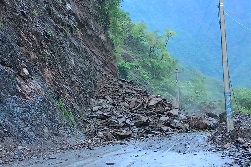नारायणगढ–मुग्लिन सडक अझै अवरुद्ध, यात्रुहरु ३६ घण्टादेखि अलपत्र
