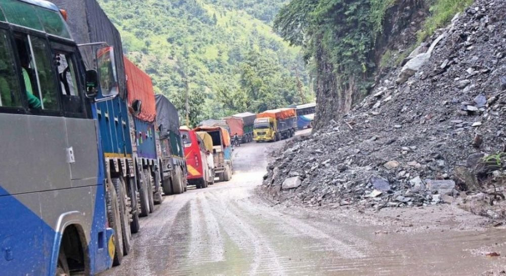 ५० घण्टादेखि अवरुद्ध मुग्लिन–नारायणघाट सडक एकतर्फी खुल्यो