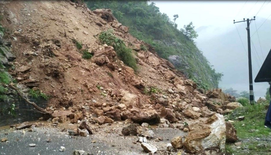 पहिरोका कारण नागढुंगा–मुग्लिन सडक पनि अवरुद्ध